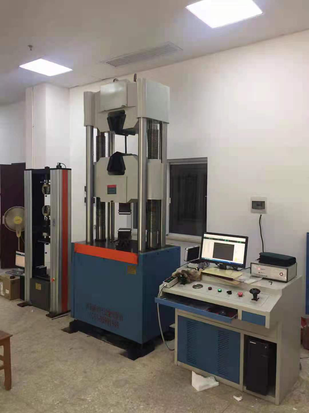 江蘇試金鍛件、汽車零部件微機控制300噸電液伺服萬能試驗機